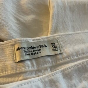 Abercrombie and Fitch size 18 slim straight ultra high-rise white jeans. NWT